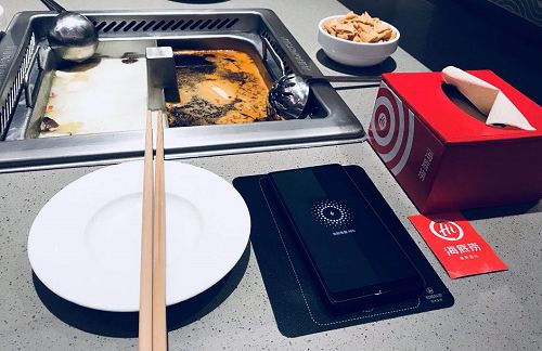 微鵝桌下版無線充電入駐海底撈,攜手升級個性化餐飲服務(wù)