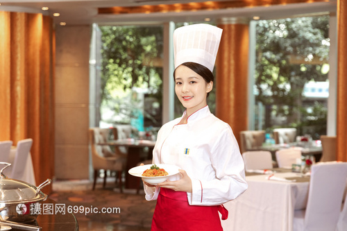 酒店服務(wù)餐廳服務(wù)員拿著意大利面