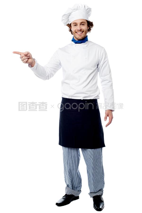 年輕的男廚師指著一種產品