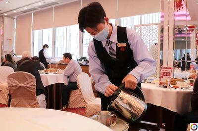 妹妹出生當天媽媽去世,如今再迎噩耗,19歲大學生餐館打工救妹妹